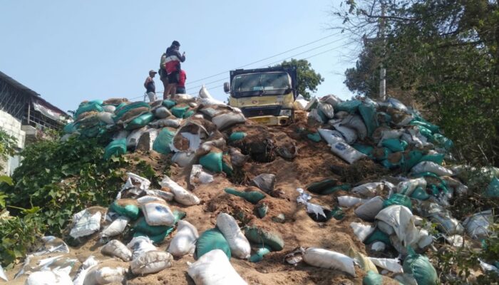 Tersesat Jalur Cangar-Pacet, Truk Box Rem Blong Berhasil Masuk Jalur Penyelamat Gotekan