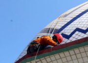 Wujud Kemanunggalan, Aston Sidoarjo Bersama Kodim 0816 Bersihkan Kubah Masjid Wadungasri