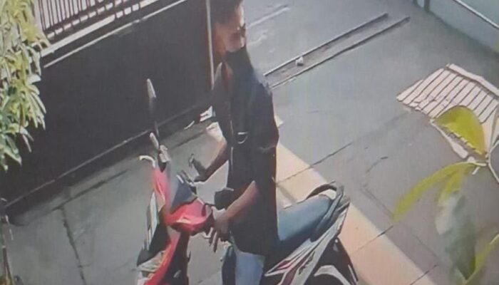 Terekam CCTV, Maling Gasak Motor Pegawai Klinik Eka Medika Mojokerto