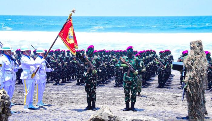 752 Prajurit Marinir Sandang Baret Ungu