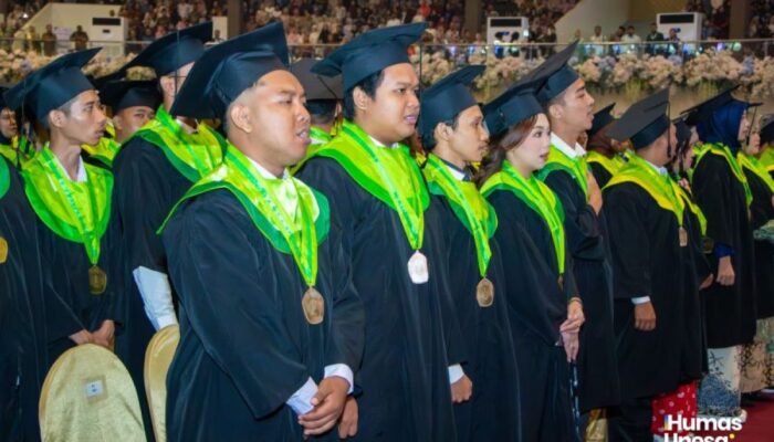 Unesa Kukuhkan 1.511 Lulusan Menuju Indonesia Emas 2045