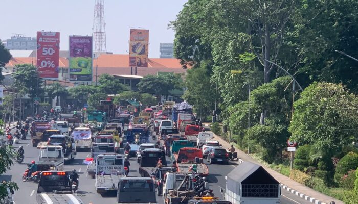 Sopir Truk Bertahan di Jagir