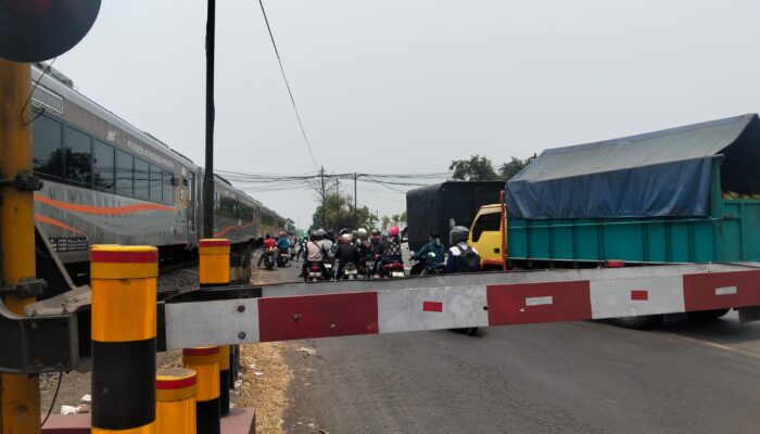 Polisi Warning Pelanggar Perlintasan KA