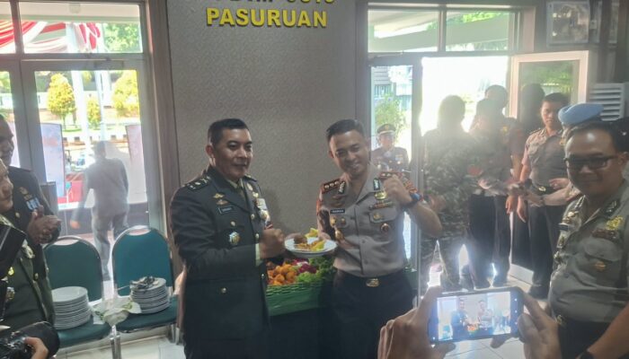 Kapolres Serahkan Tumpeng HUT TNI