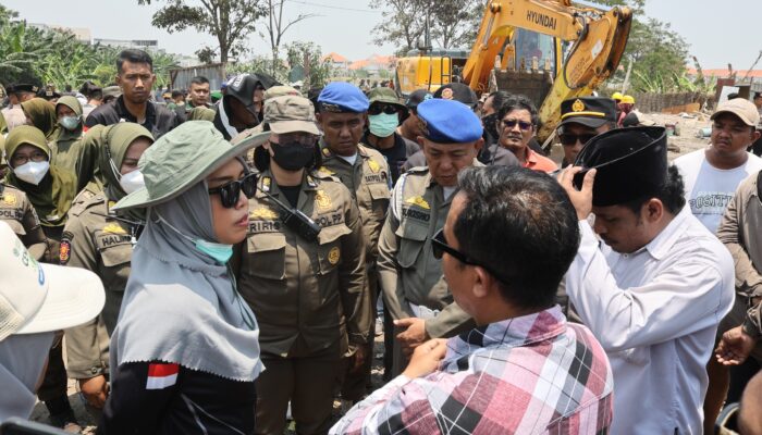 Satpol PP Tertibkan 15 Bangunan di Kedung Cowek