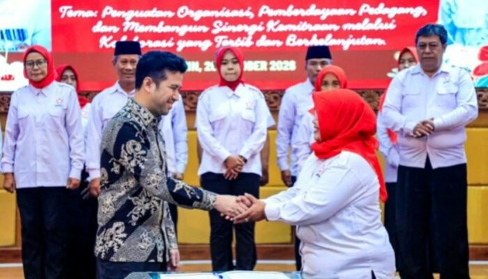 Lantik DPW APKLI Jatim 2026–2031 di Surabaya, Emil Dardak Dorong Penataan PKL Humanis Tanpa Represi