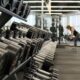 Kalisthenik vs Latihan Beban Gym: Mana yang Lebih Efektif Membentuk Tubuh?