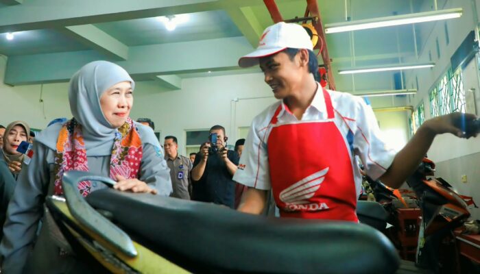 Khofifah Tinjau Servis Motor Gratis HUT ke-81 Jatim: Tembus 9.175 Unit di 354 SMK