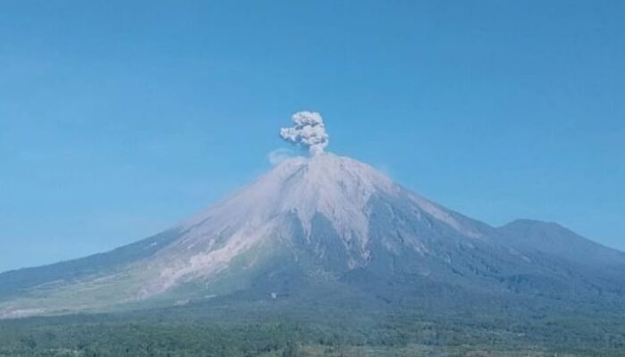 Gunung Semeru Semburkan Erupsi 9 Kali Sehari, Status Tetap Siaga