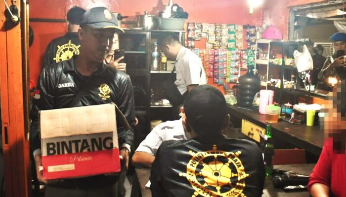 Satpol PP Surabaya Tertibkan Warung Remang-remang, Awasi Miras dan Pemandu Lagu