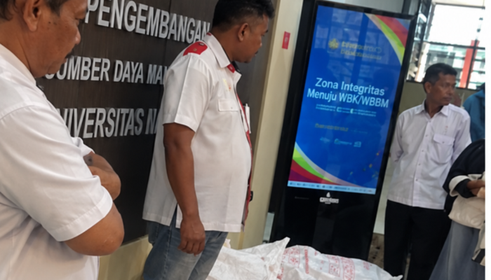 Unesa Bagikan 2.000 Ayam, Kembangkan Peternakan Terpadu