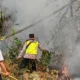 Polisi dan Warga Padamkan Api