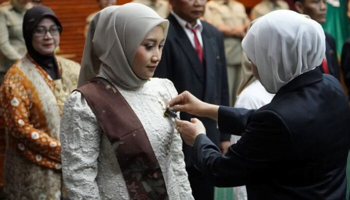 Gubernur Khofifah Sematkan Satyalancana Karya Satya ke 528 ASN Jatim di Grahadi