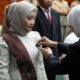 Gubernur Khofifah Sematkan Satyalancana Karya Satya ke 528 ASN Jatim di Grahadi