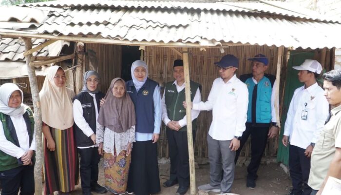 Peringati Hari Jadi ke-81 Jatim, Khofifah Letakkan Batu Pertama Rutilahu di Dasuk Sumenep