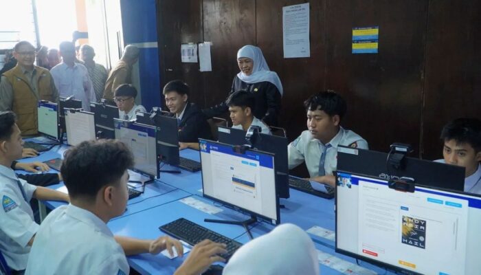 Pantau TKA 2026 di SMKN 8 Malang, Khofifah Pastikan Kesiapan 438.126 Siswa Jatim
