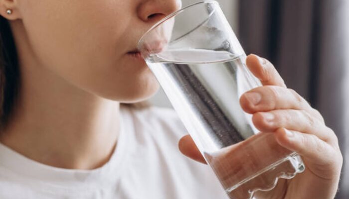 Sering Diabaikan Saat Sibuk, Ini Manfaat Vital Air Putih bagi Produktivitas Harian