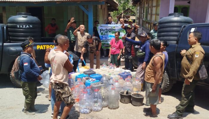 Perhutani KPH Nganjuk Salurkan Air Bersih untuk Warga Sambikerep