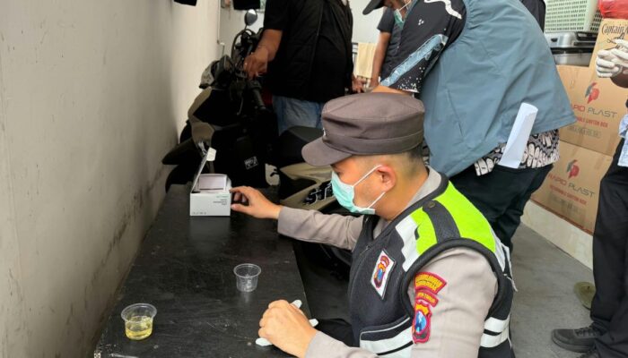Polres Tanjung Perak dan BNNK Razia Kos di Dupak, 4 Penghuni Positif Narkoba