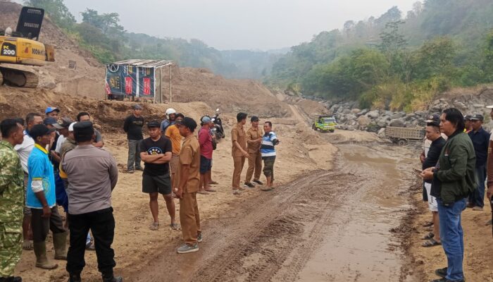 Protes Air Keruh, Ratusan Warga Kemasantani Geruduk Proyek Galian C di Sungai Pikatan