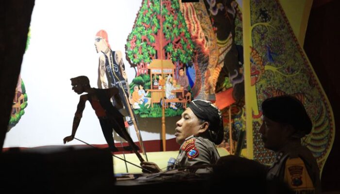 Peringati Hari Sumpah Pemuda Kapolsek Kota Kediri Jadi Dalang Wayang Cangkrukan