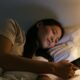 Bahaya Tersembunyi Scrolling Ponsel Jelang Tidur: Picu Kelelahan Kronis dan Turunkan Konsentrasi Kerja