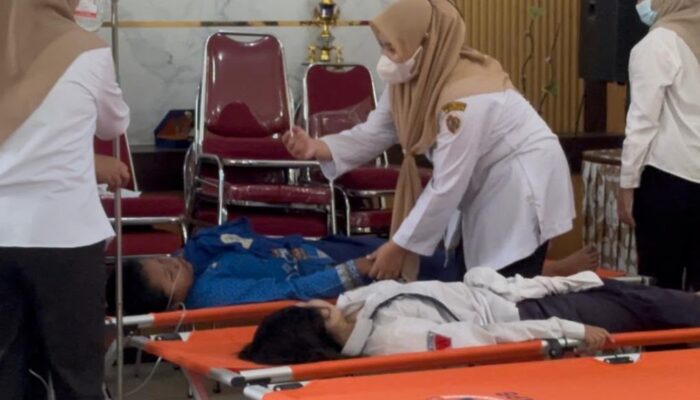 Diduga Keracunan Menu MBG, 27 Siswa dan Guru SMPN 1 Mojoanyar Dilarikan ke Puskesmas