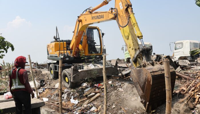 Satpol PP Surabaya Tertibkan 15 Bangunan Liar di Nambangan, Irna Pawanti: Sah Aset Pemkot 7.235 M²