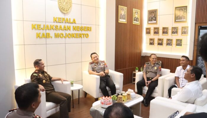 Perkuat Sinergi CJS, Kapolres Mojokerto Boyong PJU Sambangi Kejari dan PN