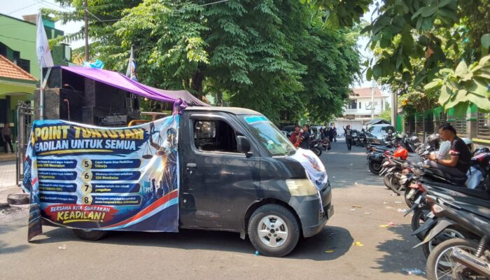 Skandal Dana Revitalisasi & Pungutan ODL, Kantor Disdikbud Sidoarjo Dikepung Massa