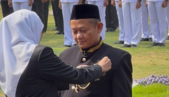 Sarmuji Terima Lencana Emas Jer Basuki Mawa Beya