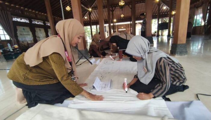 Lestarikan Warisan Leluhur, Siswa SD Antawirya Tulis Aksara Jawa Sepanjang 600 Meter