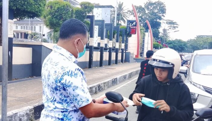 Lanjutkan Instruksi Wali Kota, Bagian Protokol Pemkot Ambon Bagikan 5.000 Masker