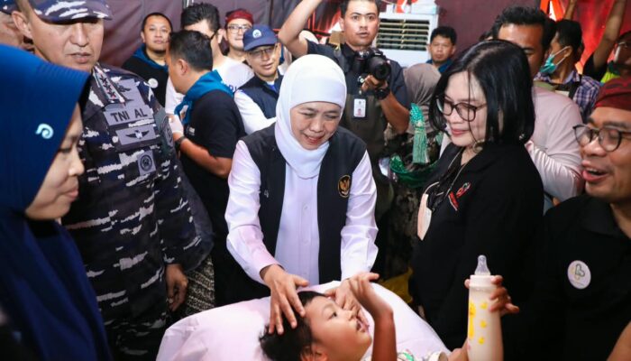 Hari Jadi ke-81 Jatim, Khofifah Gelar Khitanan Massal 175 Anak dan Baksos Kesehatan di Pantai Slopeng