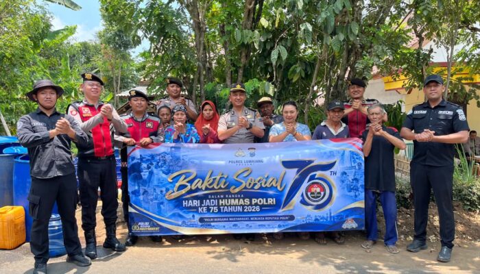 Peduli Kekeringan, Polres Lumajang Salurkan 1.200 Liter Air Bersih