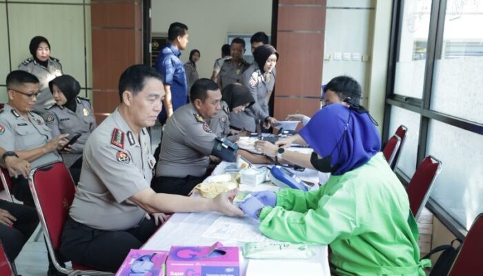 Polda Jatim dan Insan Pers Kumpulkan 100 Kantong Darah pada HUT ke-75 Humas Polri