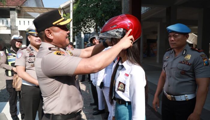 Polres Jember Bagikan Helm Gratis, Edukasi Pengendara Utamakan Keselamatan