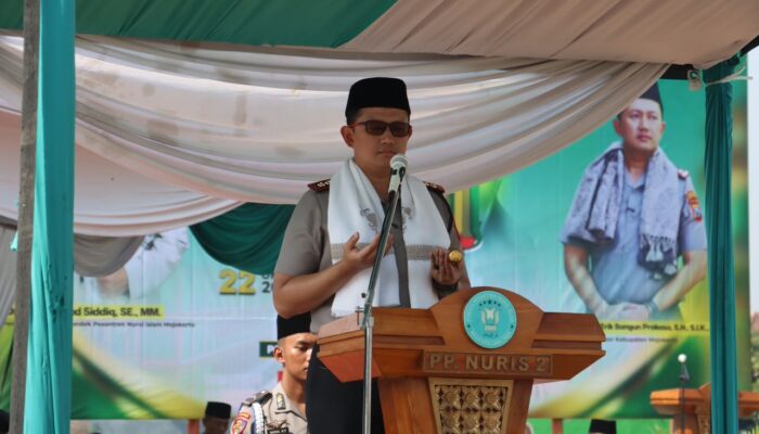 Kapolres Mojokerto Apresiasi Santri, Hadiahkan Sepatu kepada Petugas Upacara