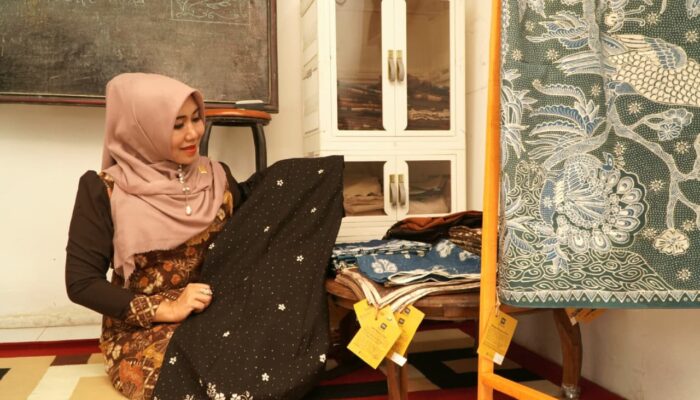 Pesona Batik Tulis Lamongan Pikat Hati Ning Lia