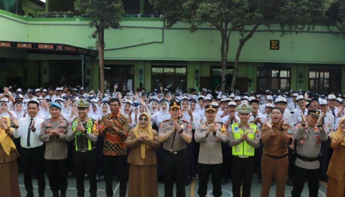 Kapolres Ponorogo Pimpin Upacara di SMPN 4, Tekankan Pencegahan Kenakalan Remaja