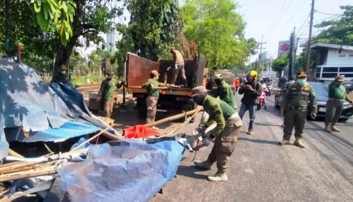 Minta Solusi Relokasi, Eksekusi Lahan Frontage Road Waru Diwarnai Protes Pedagang