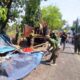 Minta Solusi Relokasi, Eksekusi Lahan Frontage Road Waru Diwarnai Protes Pedagang