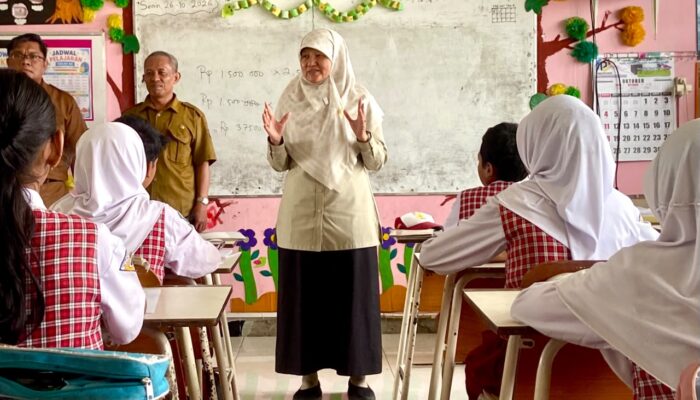 Surabaya Darurat 1.800 Guru, Reni Astuti Soroti Pendidik Rangkap 3 Mata Pelajaran