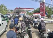 Antrean Kendaraan Mengular di SPBU Sidoarjo Hingga Makan Bahu Jalan