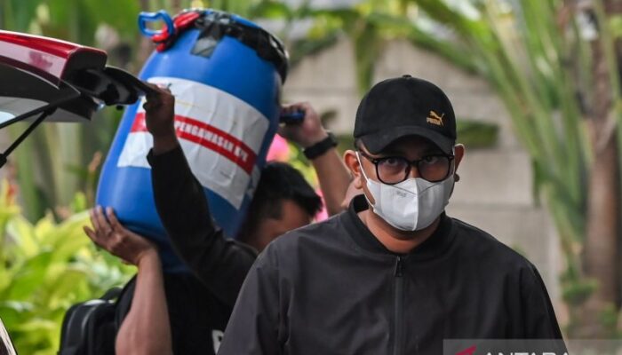 KPK Sita Rp1,9 Miliar dan Tong Berisi Uang dalam OTT Bupati Klaten
