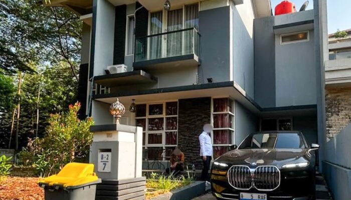 KPK Sita BMW Listrik dari Rumah Ashraff Abu di Semarang