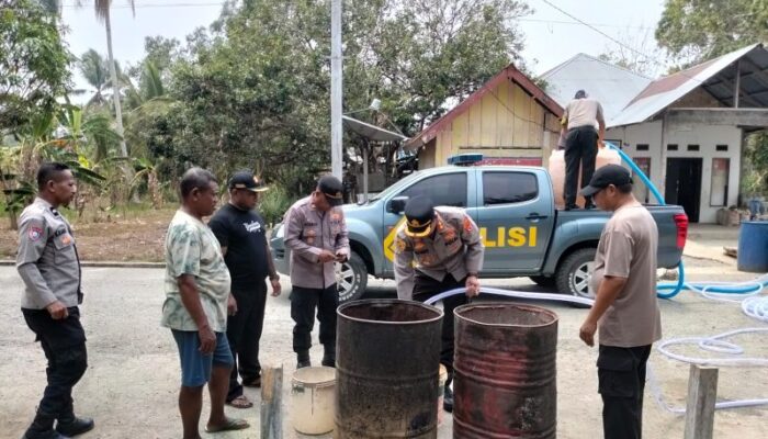 Polres SBB Salurkan 5.600 Liter Air Bersih kepada Warga Morekau