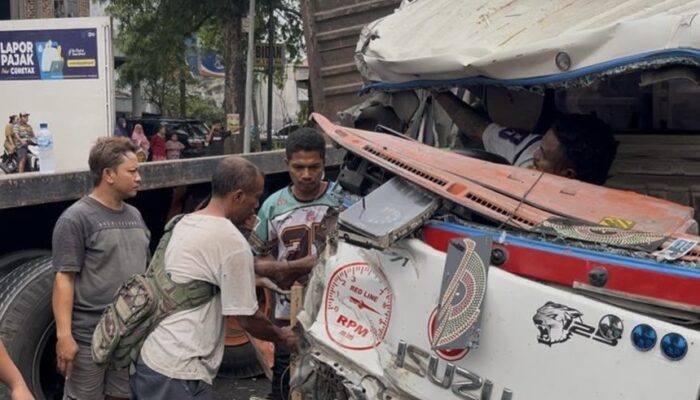 Tabrakan Beruntun Melibatkan Dua Truk di Mojosari, Dua Orang Dilarikan ke RS