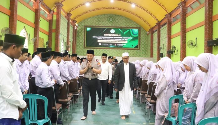 Sambangi Ponpes Nuris 2, Kapolres Mojokerto Gelorakan Pesan Anti Narkoba dan Bebas Bullying