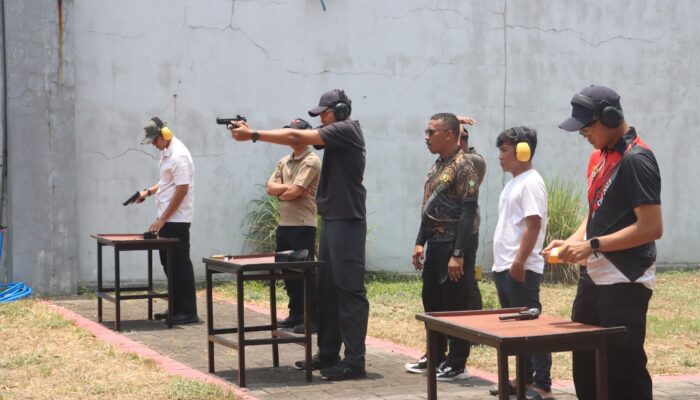 Tingkatkan Pengawasan Senpi Dinas, Kapolres Mojokerto Gelar Anev dan Latihan Menembak Anggota